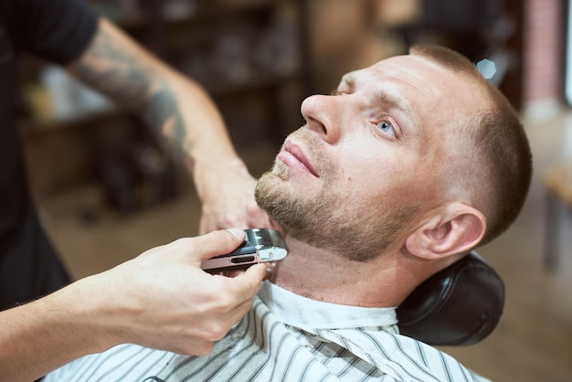 Homme chez le coiffeur