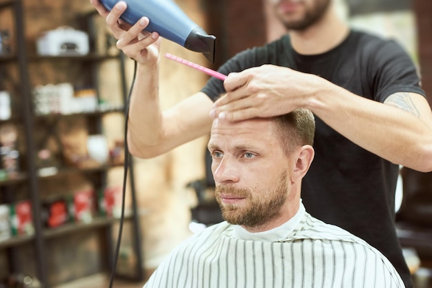 Homme chez le coiffeur