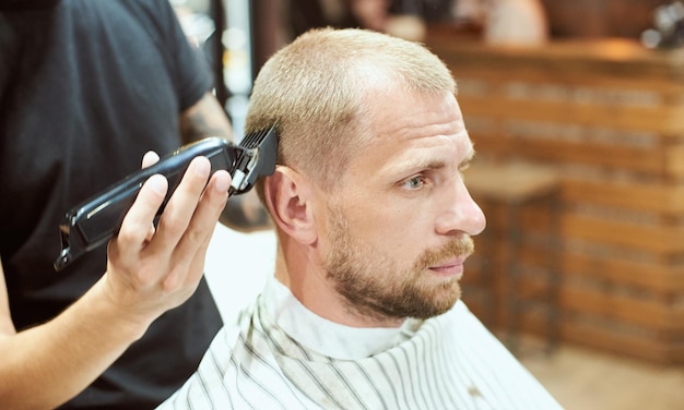 Homme chez le coiffeur