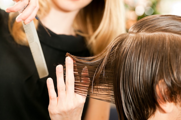 Homme chez le coiffeur