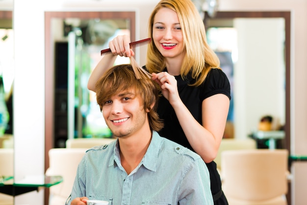 Homme chez le coiffeur