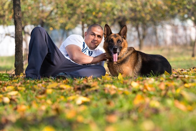 homme, à, chien, berger allemand