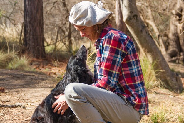 Photo un homme avec un chien contre les arbres