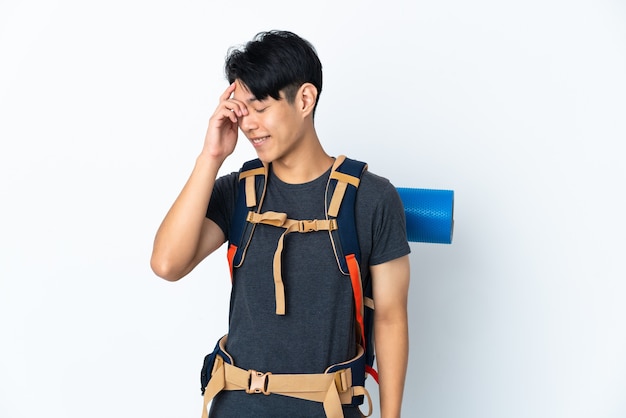 Homme chinois alpiniste avec isolé sur mur blanc en riant