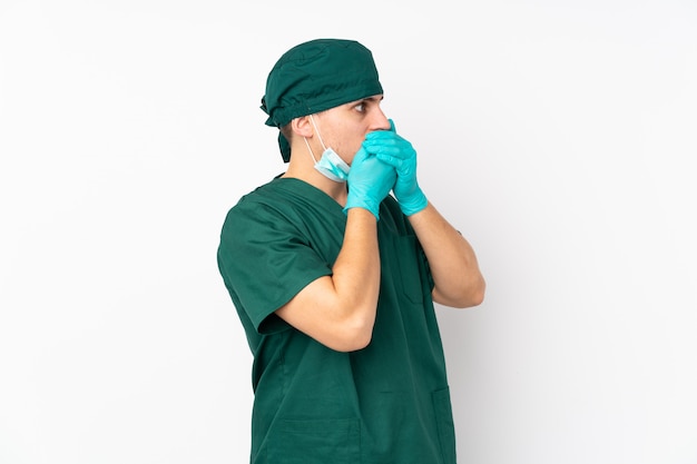 Homme chirurgien en uniforme vert sur isolé