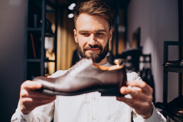 Homme choisissant des chaussures au magasin pour hommes