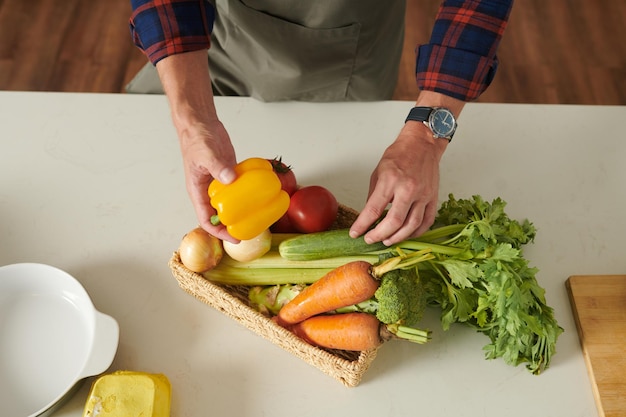 Homme choisissant des légumes mûrs