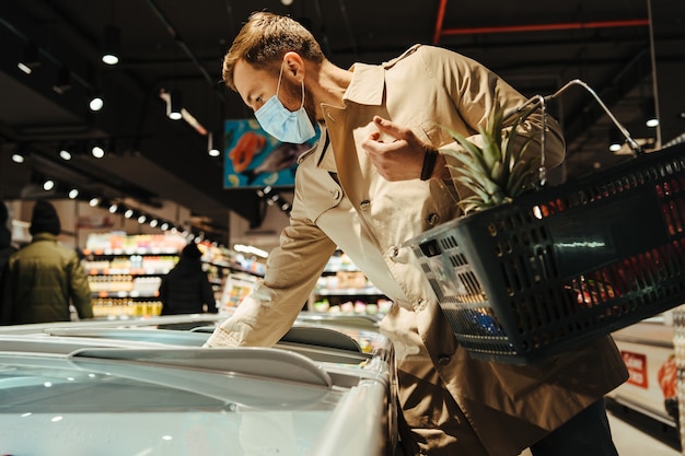 L'homme choisit le vin dans le supermarché