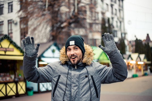 Homme choqué debout à la foire d'hiver