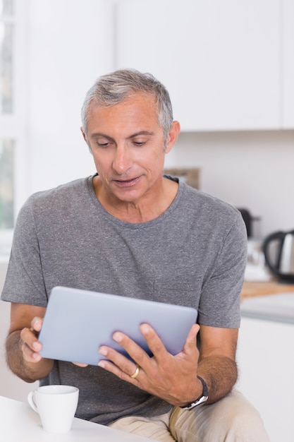 Homme ciblé en utilisant sa tablette numérique