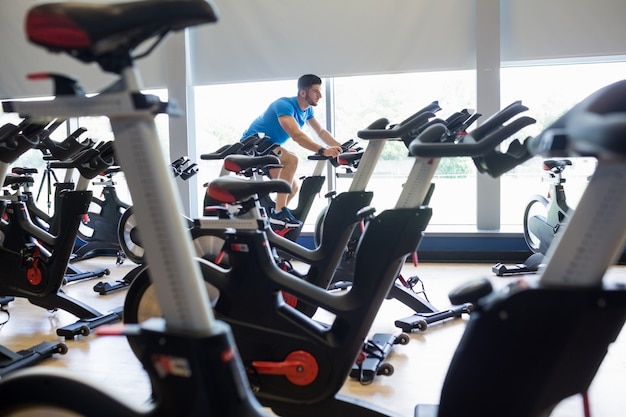 Homme ciblé sur des vélos d&#39;exercice