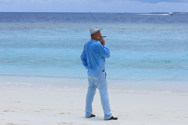 homme avec un cigare sur une île tropicale