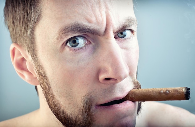 Homme avec un cigare