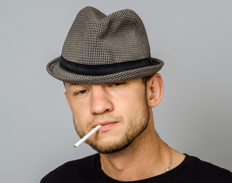 Photo homme avec cigarette sur gris