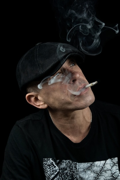 Un homme avec une cigarette