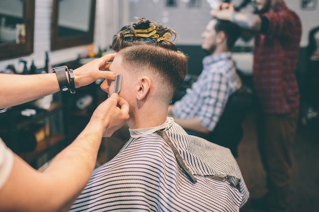 homme avec un clip sur la tête dans un salon de coiffure