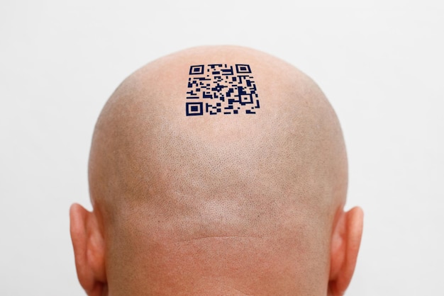 Un homme avec un code qr sur la tête le concept de contrôle global et de gestion de l'écaillage de la population