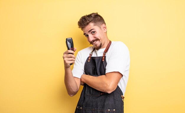 Homme de coiffeur hipster haussant les épaules se sentant confus et incertain