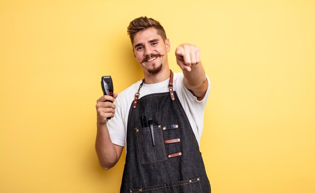 Homme de coiffeur hipster pointant vers la caméra en vous choisissant