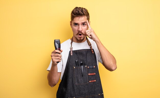 Homme de coiffeur hipster à la surprise, réalisant une nouvelle pensée, idée ou concept