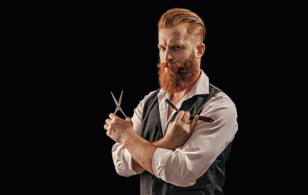 Photo homme de coiffure en studio homme de coiffure avec des ciseaux et une lame de rasoir rétro photo d'homme de coiffure sur fond homme de coiffure isolé en noir