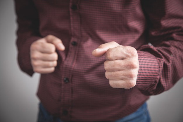 Homme en colère caucasien menaçant avec les poings.