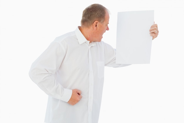 Homme en colère criant à une feuille de papier