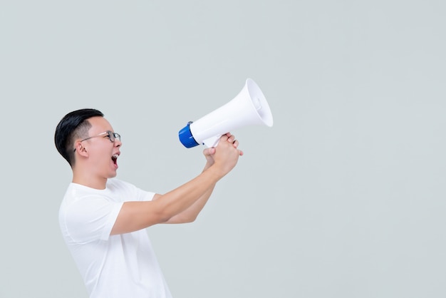 Homme en colère criant sur mégaphone