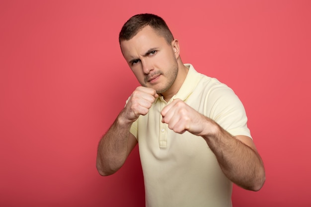 Photo homme en colère faisant coup de poing sur rose