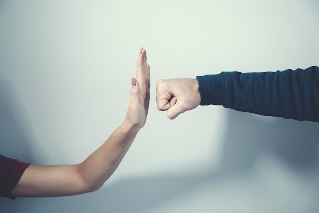 Homme en colère avec une femme à la main d'arrêt