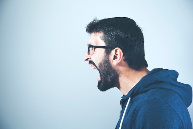 Homme en colère sur fond gris