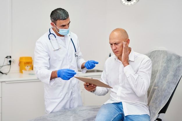 Homme en colère, signature d'un contrat avec un médecin à l'hôpital