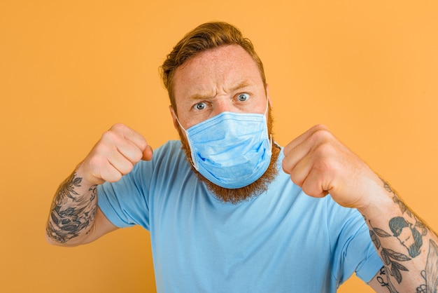 Un Homme En Colère Avec Un Tatouage De Barbe Et Un Masque Pour Covid Veut Se Battre