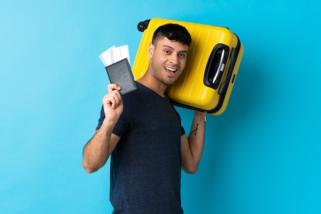 Homme colombien isolé avec valise de voyage