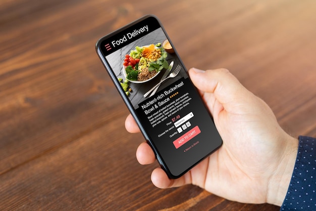 Homme commandant de la nourriture en ligne sur un téléphone portable
