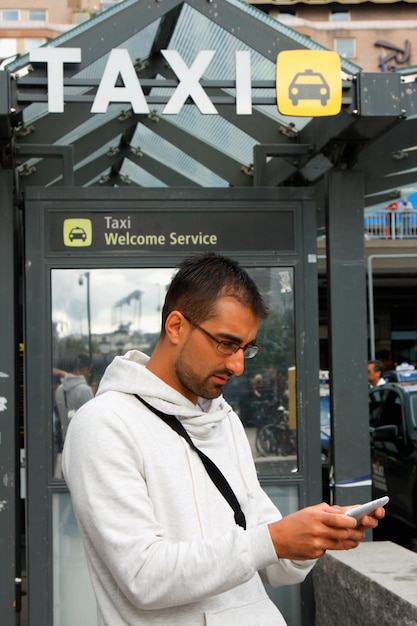 Un homme commande un taxi depuis son téléphone portable