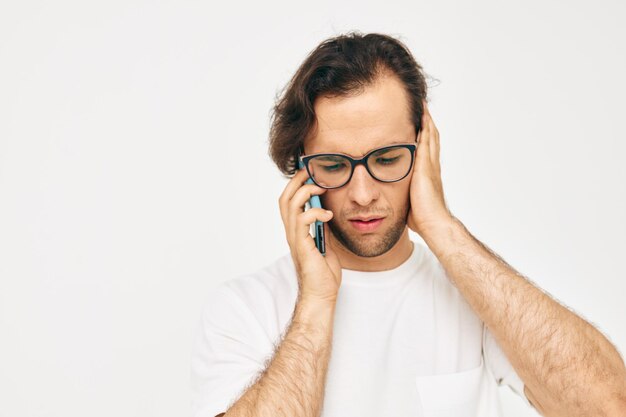 Homme communication téléphonique geste de la main fond isolé