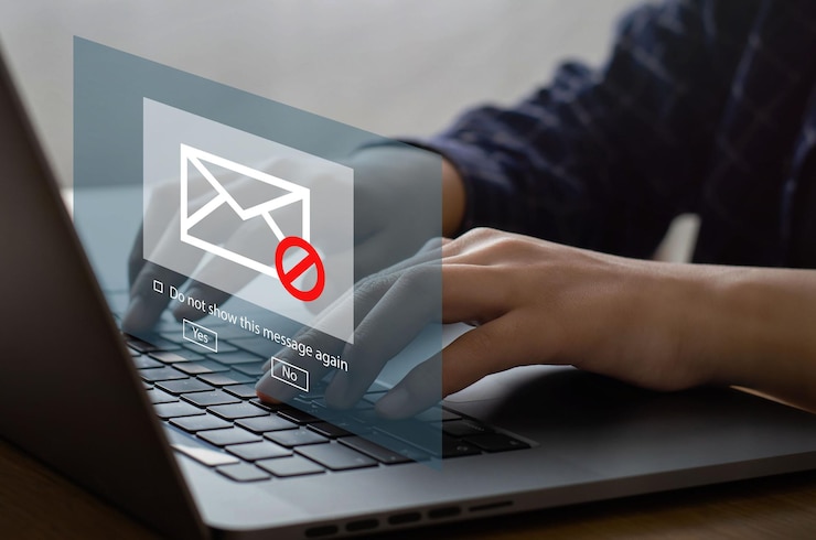 Photo homme comptable tapant sur un ordinateur message d'avertissement de virus trouvé sécurité du message d'avertissement du concept de sécurité réseau