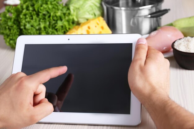 Homme comptant les calories sur tablette