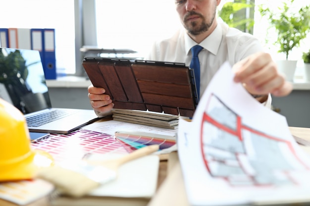 Homme concentré au bureau