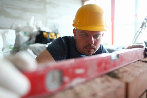 Homme concentré en casque