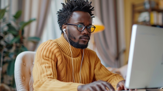 Photo un homme concentré avec des lunettes travaille intensément sur son ordinateur portable dans un intérieur confortable