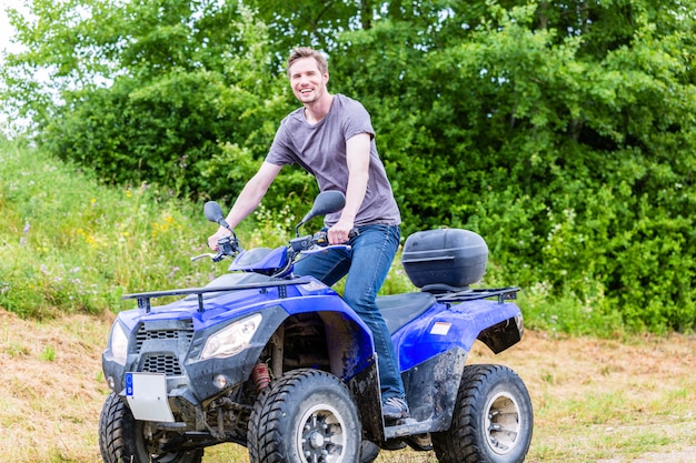 Homme conduisant hors route avec quad ou VTT