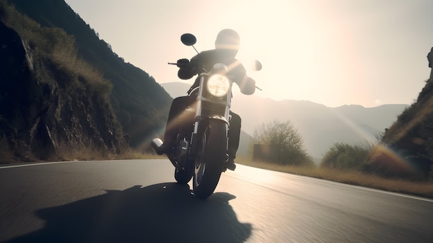 Un homme conduisant une moto sur une route avec le soleil qui brille sur le côté.