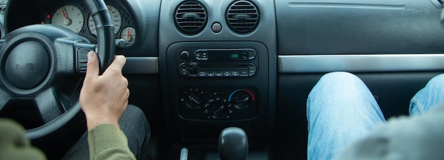 Homme conduisant sa voiture en plein air