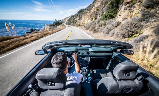 Photo homme conduisant sa voiture de sport