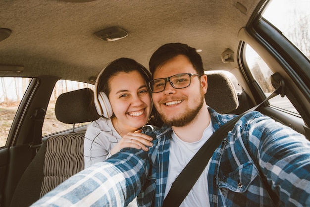 Homme conduisant une voiture femme assise en tant que passager à l'arrière de la voiture tr