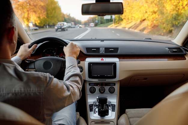 Photo l'homme conduisant la voiture moderne