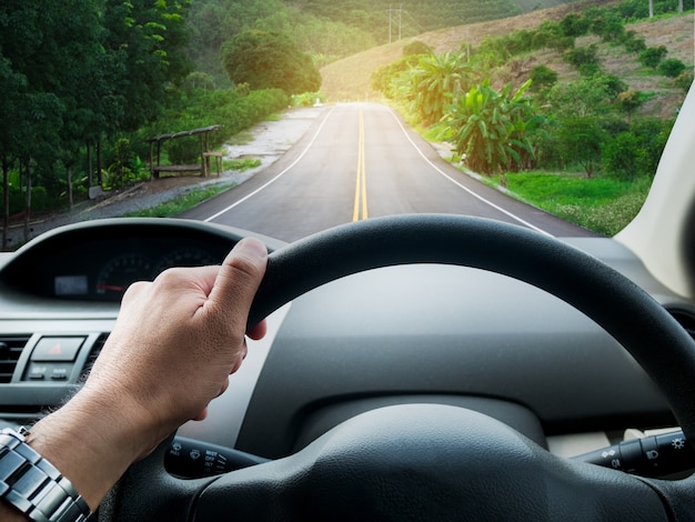 Photo homme conduisant une voiture sur la route