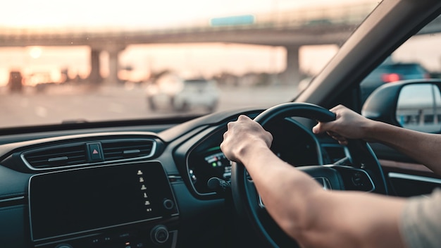 Homme conduisant une voiture sur la route